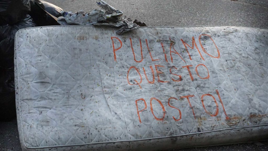 matress with "puliamo questo posto" written on it