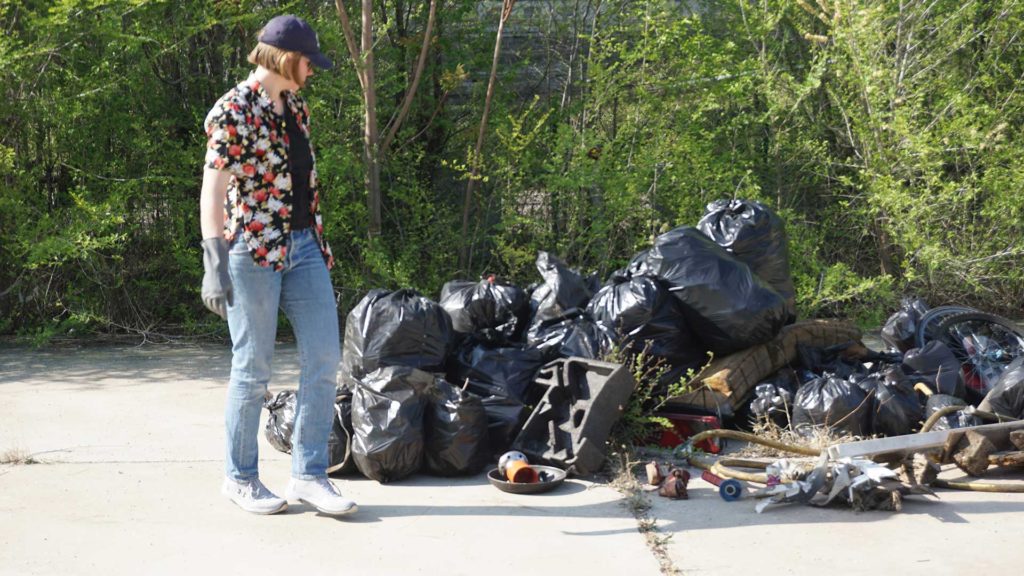 Marielle Scharfenberg collecting trash duriong the clean up
